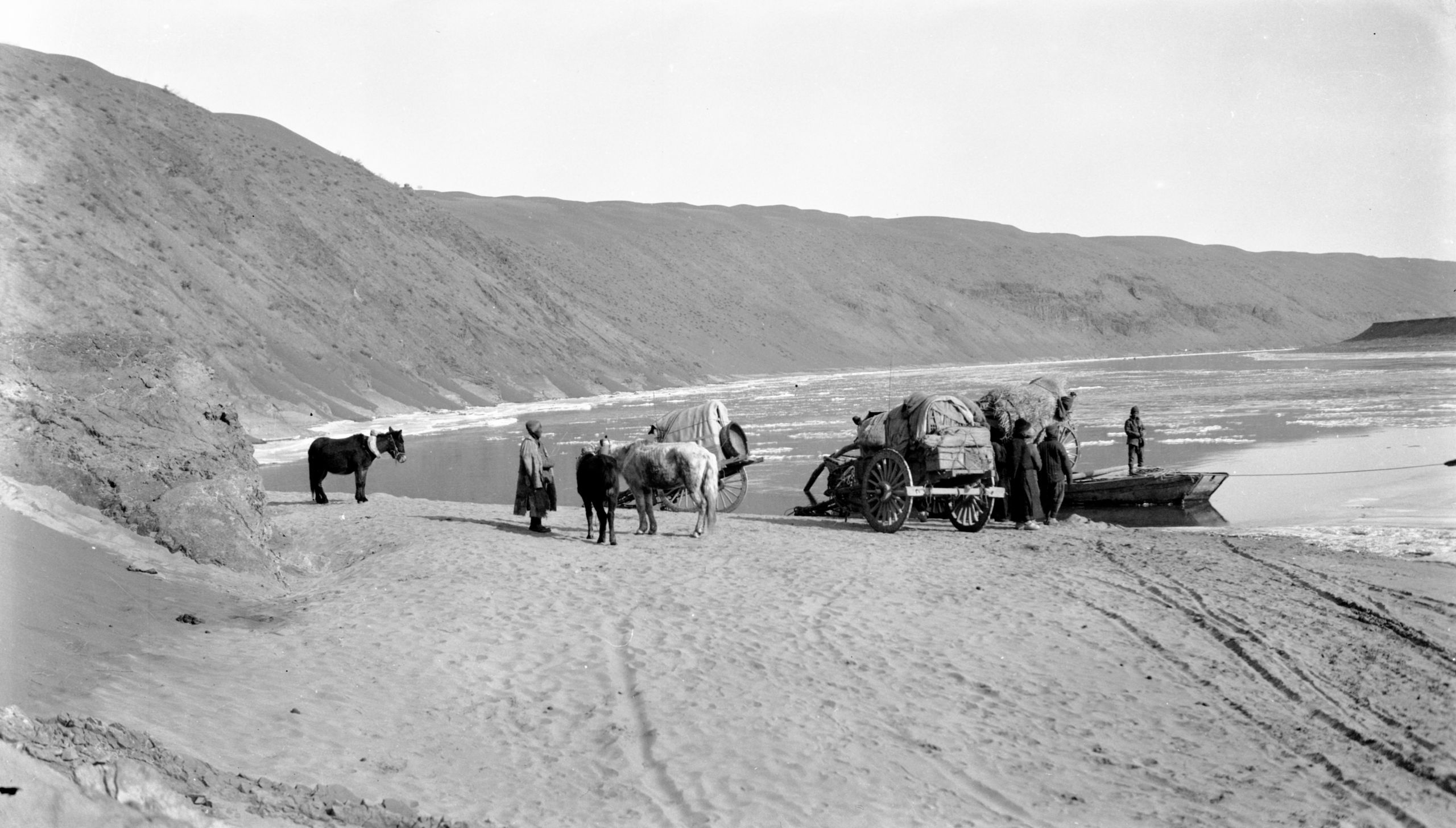 Picture of The carts preparing to be loaded on to the ferry on the Yellow rive