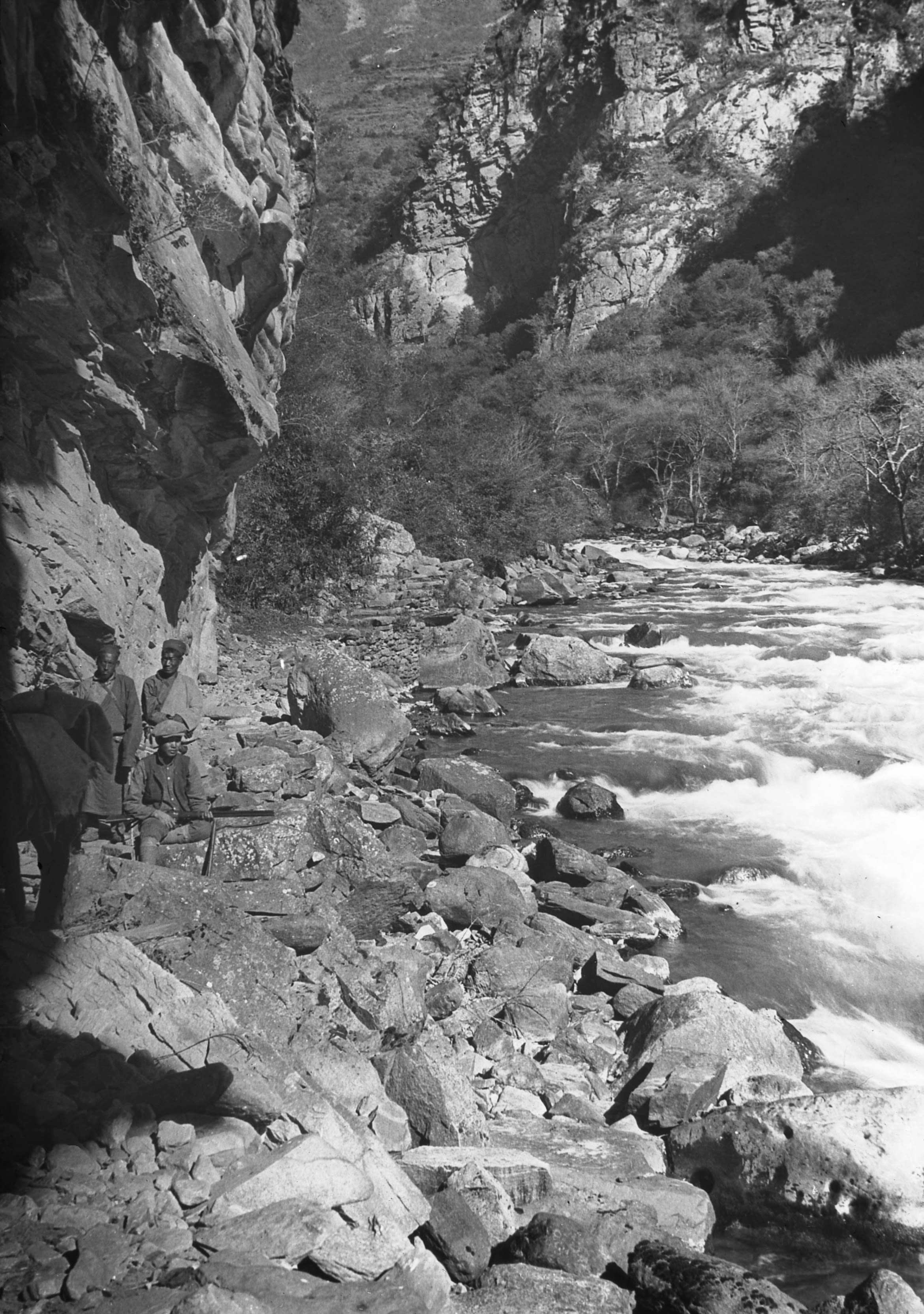 Another picture of rough road by the river below Pi erh