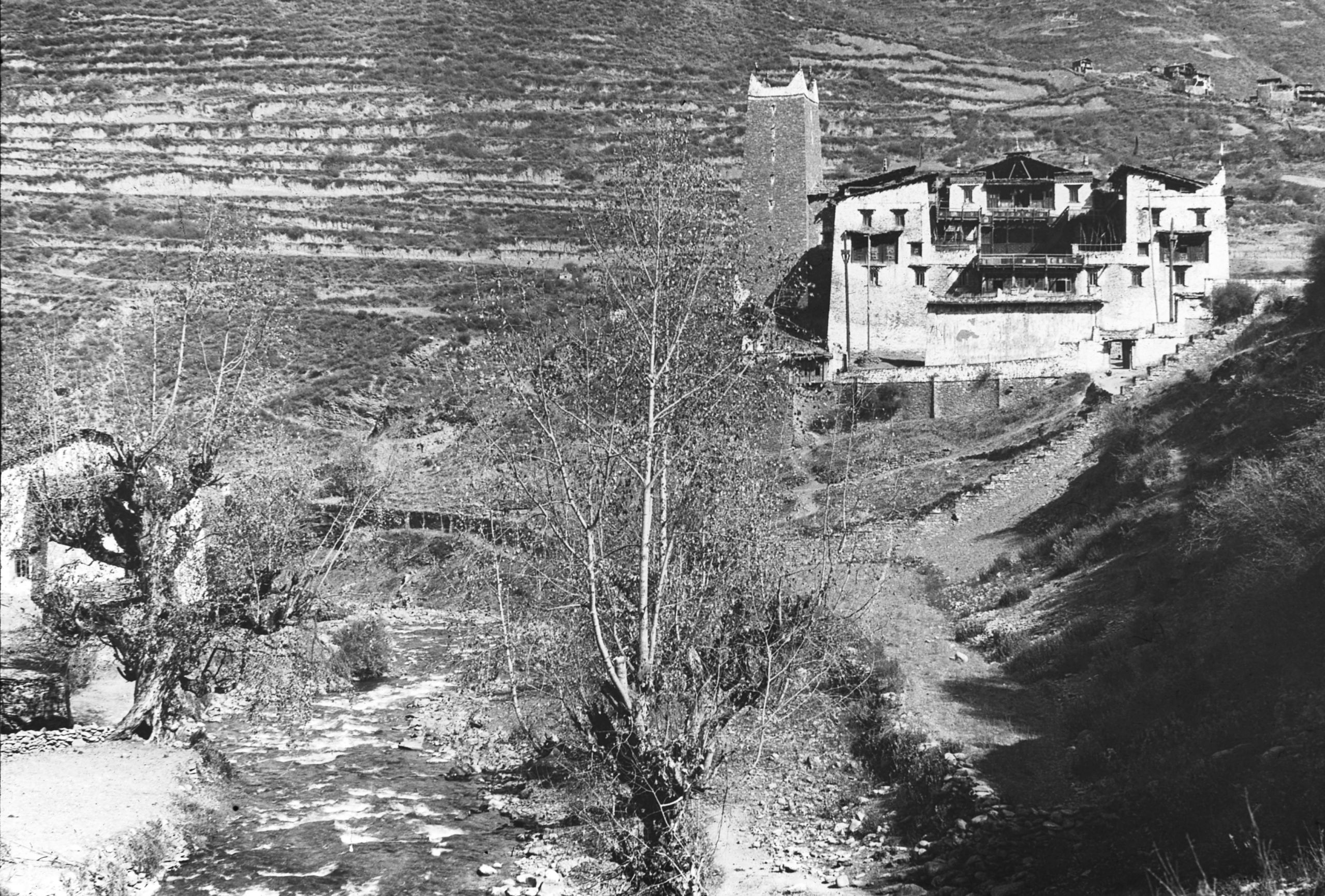 Picture of The Tuh Sz's (headman) house at Cherh Tsz with the traditional towe