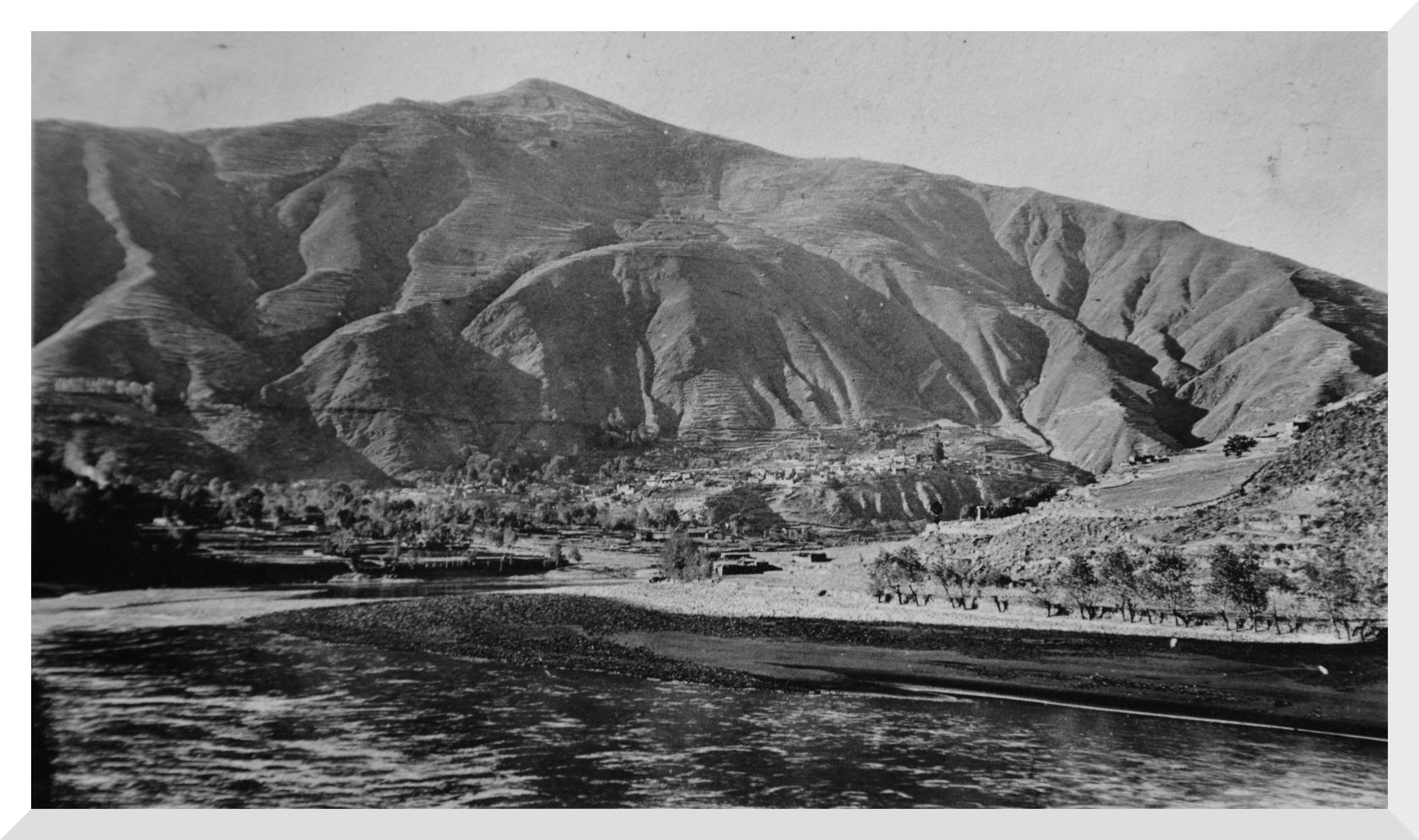 Picture showing The approach to Suching from the South