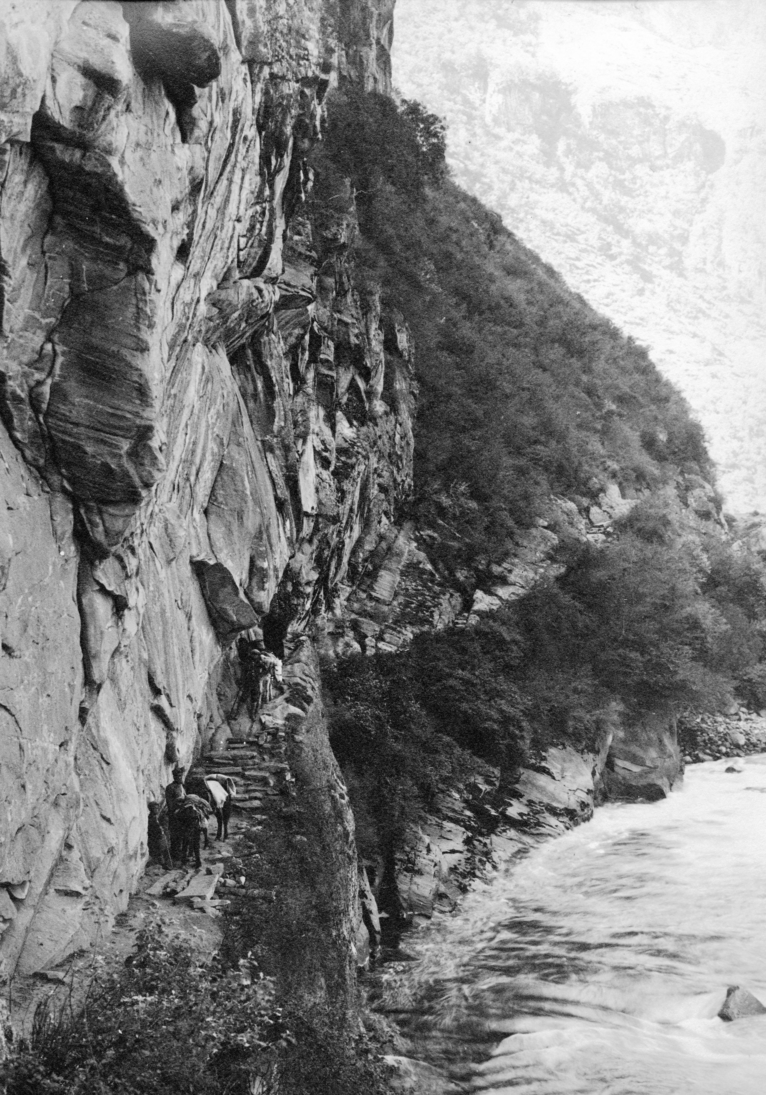 Picture of the riverside road by the Reh Niu Chu between Ta Sung and the main river