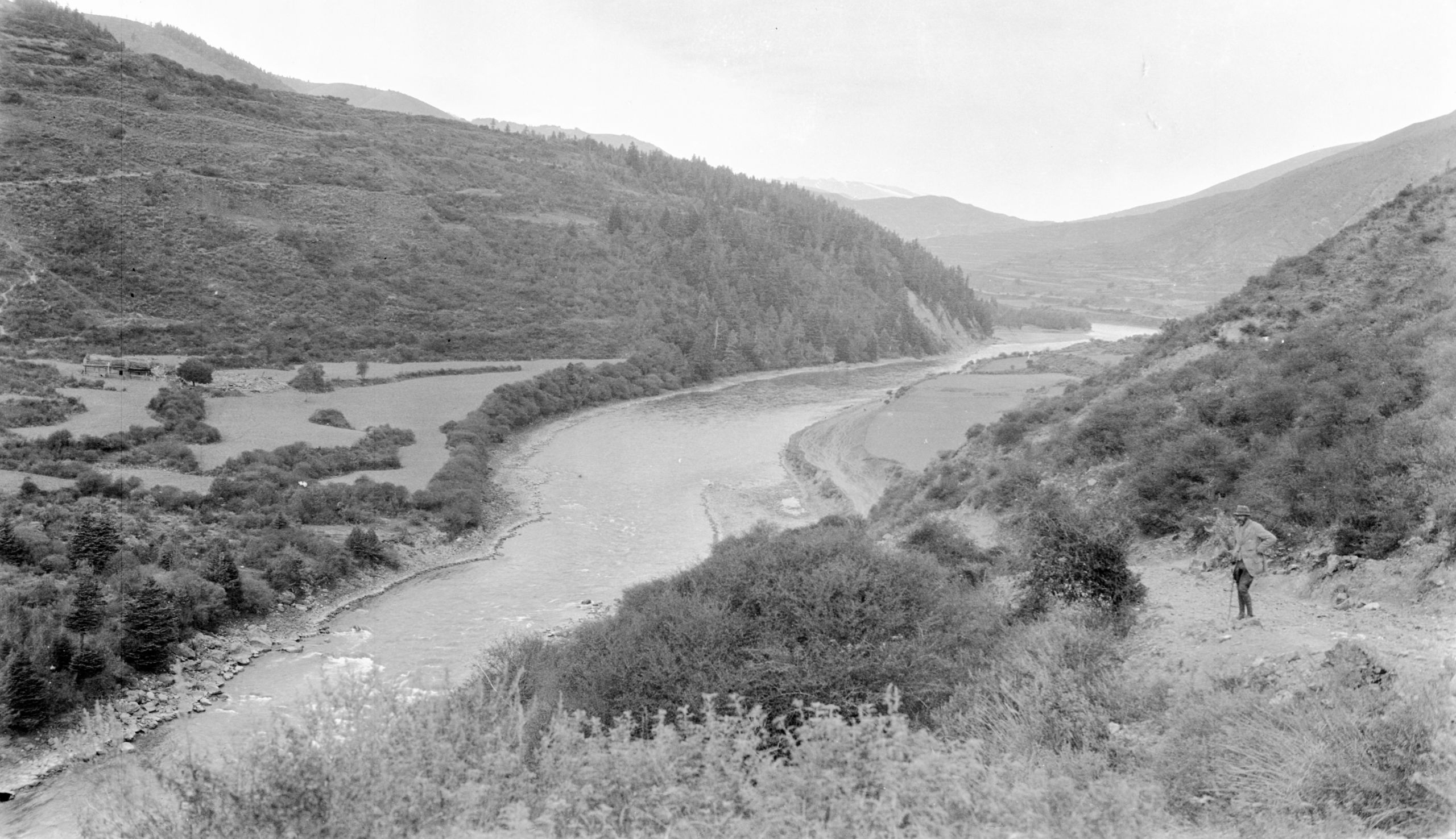Picture of HGT on the road looking NW up the Shi Chiu River between Kanze and Da Wu