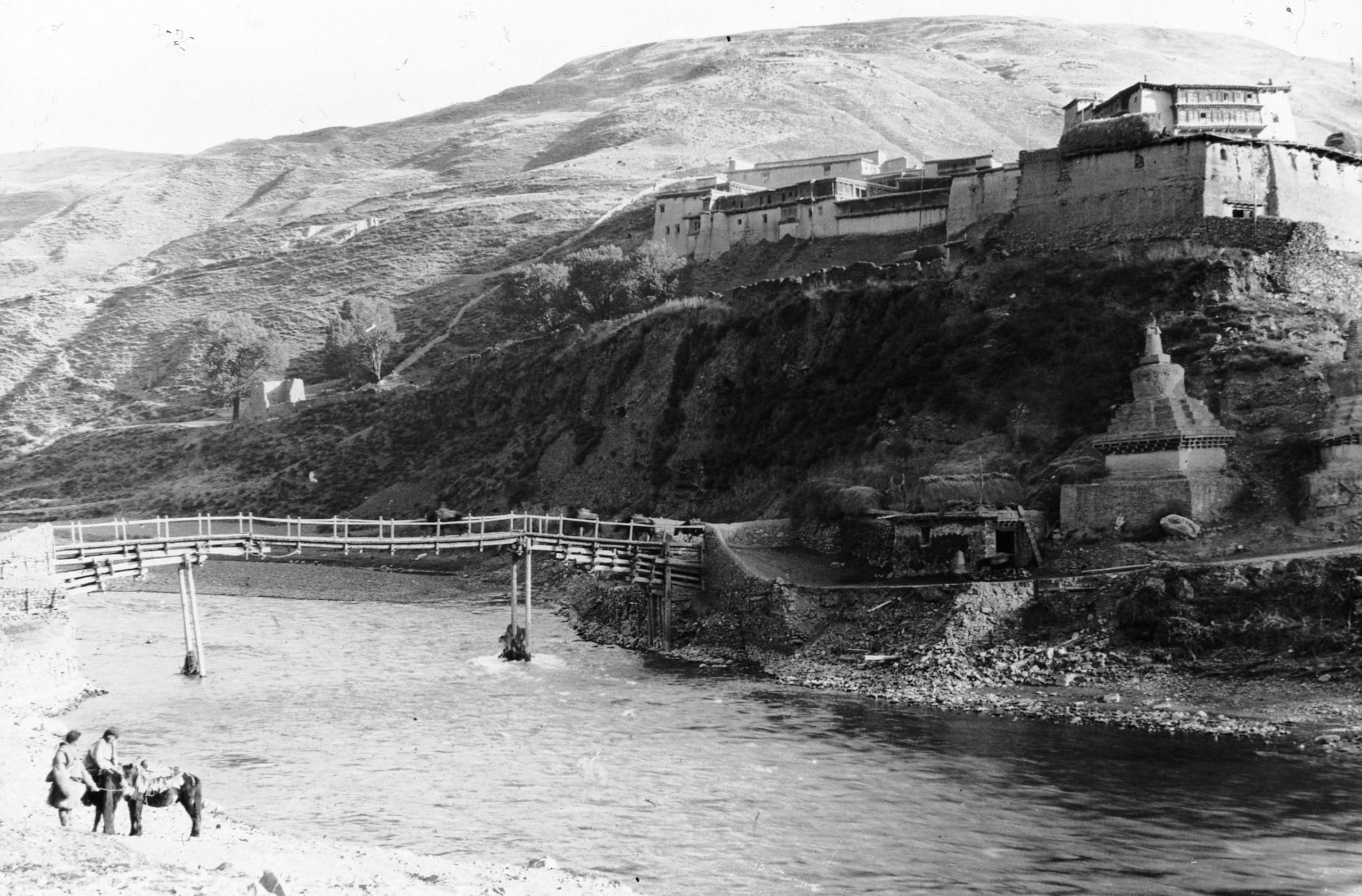 Picture of an Old chieftain castle and a good Chinese cantilever bridge at Driwo