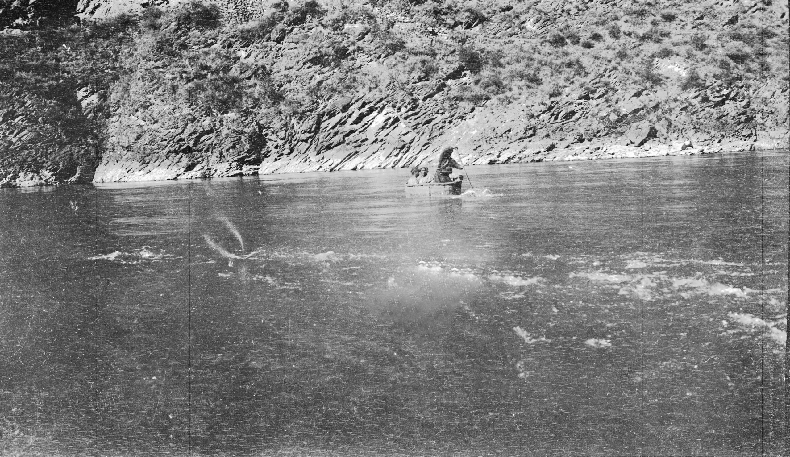 Picture of the coracle ferry crossing the river at Cheung-hwa