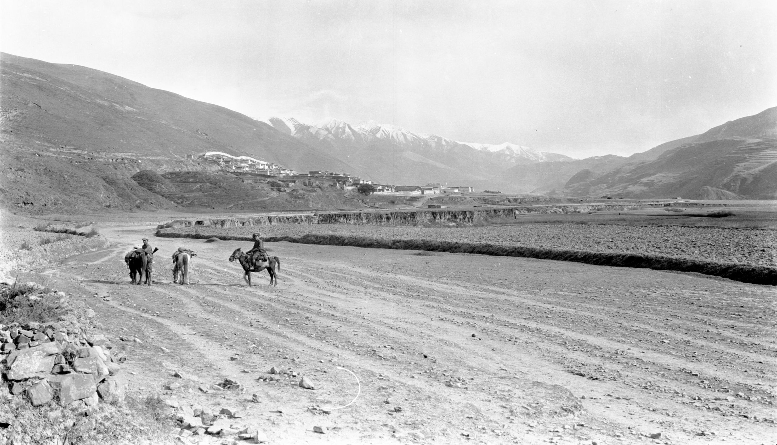 Picture of the two boys with the horses on the approach to Da Wu (Tao Wu) on the Kanze to Tachienlu road