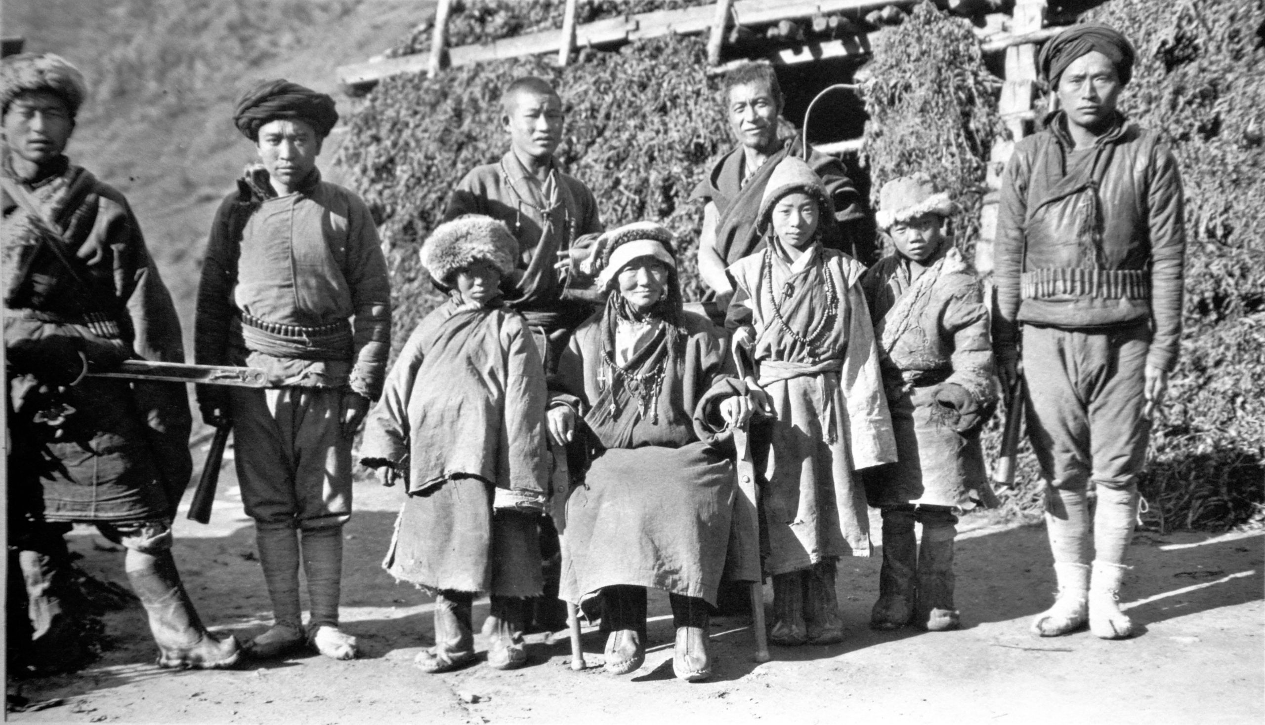 Picture of the Headwoman at Tan Tu with her family and personal lamas